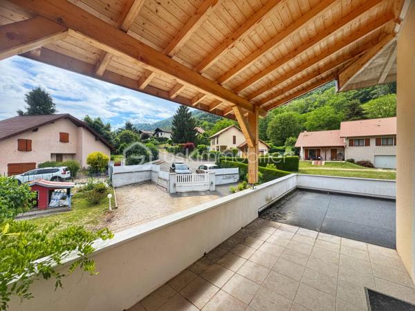 Dans un secteur prisé et au calme, découvrez cette élégante villa achevée en 2003, alliant charme et confort. 
La ville se situe au pied de la chaîne de Belledonne, au nord-est du département de l'Isère, à quelques kilomètres des limites du département de la Savoie

Développant environ 169 m² habitables, elle offre une vaste pièce de vie baignée de lumière avec cuisine ouverte, idéale pour recevoir; plus de 58m².

3 Belles chambres dont 1 avec sa terrasse privative
2 salles de bains
1 bureau.
1 sous-sol offrant un espace buanderie, ainsi qu'un espace convivial avec vidéo projecteur.

Édifiée sur un terrain paysager de 869 m², la villa profite d’un cadre de vie privilégié avec une piscine récente chauffée au sel avec électrolyseur.

Les annexes sont composées de plusieurs ateliers qui viennent compléter ce bien rare.

BONUS: Un studio indépendant qui pourra vous offrir l'opportunité d'accueillir de la famille et des amis et également offrir des revenus supplémentaires.

• Villa de 2003
• Environ 169 m² habitables
• 3 chambres 
• Salle de bains avec douche et baignoire
• 1 Bureau
• Chauffage PAC air/air - Bois et fioul
• Piscine chauffée au sel
• Terrain de 869 m²
• Ateliers
• Sauna
• STUDIO 

Une propriété idéale pour profiter d’un cadre de vie privilégié.

Contactez-moi pour organiser une visite.
Une vidéo est disponible sur demande.