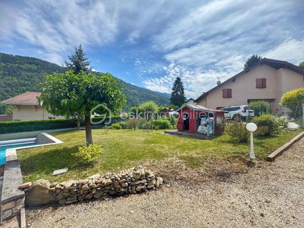 Dans un secteur prisé et au calme, découvrez cette élégante villa achevée en 2003, alliant charme et confort. 
La ville se situe au pied de la chaîne de Belledonne, au nord-est du département de l'Isère, à quelques kilomètres des limites du département de la Savoie

Développant environ 169 m² habitables, elle offre une vaste pièce de vie baignée de lumière avec cuisine ouverte, idéale pour recevoir; plus de 58m².

3 Belles chambres dont 1 avec sa terrasse privative
2 salles de bains
1 bureau.
1 sous-sol offrant un espace buanderie, ainsi qu'un espace convivial avec vidéo projecteur.

Édifiée sur un terrain paysager de 869 m², la villa profite d’un cadre de vie privilégié avec une piscine récente chauffée au sel avec électrolyseur.

Les annexes sont composées de plusieurs ateliers qui viennent compléter ce bien rare.

BONUS: Un studio indépendant qui pourra vous offrir l'opportunité d'accueillir de la famille et des amis et également offrir des revenus supplémentaires.

• Villa de 2003
• Environ 169 m² habitables
• 3 chambres 
• Salle de bains avec douche et baignoire
• 1 Bureau
• Chauffage PAC air/air - Bois et fioul
• Piscine chauffée au sel
• Terrain de 869 m²
• Ateliers
• Sauna
• STUDIO 

Une propriété idéale pour profiter d’un cadre de vie privilégié.

Contactez-moi pour organiser une visite.
Une vidéo est disponible sur demande.