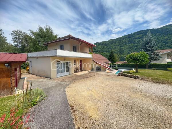 Dans un secteur prisé et au calme, découvrez cette élégante villa achevée en 2003, alliant charme et confort. 
La ville se situe au pied de la chaîne de Belledonne, au nord-est du département de l'Isère, à quelques kilomètres des limites du département de la Savoie

Développant environ 169 m² habitables, elle offre une vaste pièce de vie baignée de lumière avec cuisine ouverte, idéale pour recevoir; plus de 58m².

3 Belles chambres dont 1 avec sa terrasse privative
2 salles de bains
1 bureau.
1 sous-sol offrant un espace buanderie, ainsi qu'un espace convivial avec vidéo projecteur.

Édifiée sur un terrain paysager de 869 m², la villa profite d’un cadre de vie privilégié avec une piscine récente chauffée au sel avec électrolyseur.

Les annexes sont composées de plusieurs ateliers qui viennent compléter ce bien rare.

BONUS: Un studio indépendant qui pourra vous offrir l'opportunité d'accueillir de la famille et des amis et également offrir des revenus supplémentaires.

• Villa de 2003
• Environ 169 m² habitables
• 3 chambres 
• Salle de bains avec douche et baignoire
• 1 Bureau
• Chauffage PAC air/air - Bois et fioul
• Piscine chauffée au sel
• Terrain de 869 m²
• Ateliers
• Sauna
• STUDIO 

Une propriété idéale pour profiter d’un cadre de vie privilégié.

Contactez-moi pour organiser une visite.
Une vidéo est disponible sur demande.