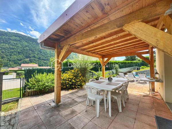 Dans un secteur prisé et au calme, découvrez cette élégante villa achevée en 2003, alliant charme et confort. 
La ville se situe au pied de la chaîne de Belledonne, au nord-est du département de l'Isère, à quelques kilomètres des limites du département de la Savoie

Développant environ 169 m² habitables, elle offre une vaste pièce de vie baignée de lumière avec cuisine ouverte, idéale pour recevoir; plus de 58m².

3 Belles chambres dont 1 avec sa terrasse privative
2 salles de bains
1 bureau.
1 sous-sol offrant un espace buanderie, ainsi qu'un espace convivial avec vidéo projecteur.

Édifiée sur un terrain paysager de 869 m², la villa profite d’un cadre de vie privilégié avec une piscine récente chauffée au sel avec électrolyseur.

Les annexes sont composées de plusieurs ateliers qui viennent compléter ce bien rare.

BONUS: Un studio indépendant qui pourra vous offrir l'opportunité d'accueillir de la famille et des amis et également offrir des revenus supplémentaires.

• Villa de 2003
• Environ 169 m² habitables
• 3 chambres 
• Salle de bains avec douche et baignoire
• 1 Bureau
• Chauffage PAC air/air - Bois et fioul
• Piscine chauffée au sel
• Terrain de 869 m²
• Ateliers
• Sauna
• STUDIO 

Une propriété idéale pour profiter d’un cadre de vie privilégié.

Contactez-moi pour organiser une visite.
Une vidéo est disponible sur demande.