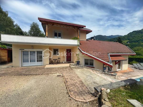 Dans un secteur prisé et au calme, découvrez cette élégante villa achevée en 2003, alliant charme et confort. 
La ville se situe au pied de la chaîne de Belledonne, au nord-est du département de l'Isère, à quelques kilomètres des limites du département de la Savoie

Développant environ 169 m² habitables, elle offre une vaste pièce de vie baignée de lumière avec cuisine ouverte, idéale pour recevoir; plus de 58m².

3 Belles chambres dont 1 avec sa terrasse privative
2 salles de bains
1 bureau.
1 sous-sol offrant un espace buanderie, ainsi qu'un espace convivial avec vidéo projecteur.

Édifiée sur un terrain paysager de 869 m², la villa profite d’un cadre de vie privilégié avec une piscine récente chauffée au sel avec électrolyseur.

Les annexes sont composées de plusieurs ateliers qui viennent compléter ce bien rare.

BONUS: Un studio indépendant qui pourra vous offrir l'opportunité d'accueillir de la famille et des amis et également offrir des revenus supplémentaires.

• Villa de 2003
• Environ 169 m² habitables
• 3 chambres 
• Salle de bains avec douche et baignoire
• 1 Bureau
• Chauffage PAC air/air - Bois et fioul
• Piscine chauffée au sel
• Terrain de 869 m²
• Ateliers
• Sauna
• STUDIO 

Une propriété idéale pour profiter d’un cadre de vie privilégié.

Contactez-moi pour organiser une visite.
Une vidéo est disponible sur demande.