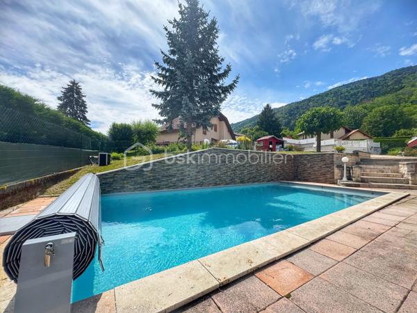Dans un secteur prisé et au calme, découvrez cette élégante villa achevée en 2003, alliant charme et confort. 
La ville se situe au pied de la chaîne de Belledonne, au nord-est du département de l'Isère, à quelques kilomètres des limites du département de la Savoie

Développant environ 169 m² habitables, elle offre une vaste pièce de vie baignée de lumière avec cuisine ouverte, idéale pour recevoir; plus de 58m².

3 Belles chambres dont 1 avec sa terrasse privative
2 salles de bains
1 bureau.
1 sous-sol offrant un espace buanderie, ainsi qu'un espace convivial avec vidéo projecteur.

Édifiée sur un terrain paysager de 869 m², la villa profite d’un cadre de vie privilégié avec une piscine récente chauffée au sel avec électrolyseur.

Les annexes sont composées de plusieurs ateliers qui viennent compléter ce bien rare.

BONUS: Un studio indépendant qui pourra vous offrir l'opportunité d'accueillir de la famille et des amis et également offrir des revenus supplémentaires.

• Villa de 2003
• Environ 169 m² habitables
• 3 chambres 
• Salle de bains avec douche et baignoire
• 1 Bureau
• Chauffage PAC air/air - Bois et fioul
• Piscine chauffée au sel
• Terrain de 869 m²
• Ateliers
• Sauna
• STUDIO 

Une propriété idéale pour profiter d’un cadre de vie privilégié.

Contactez-moi pour organiser une visite.
Une vidéo est disponible sur demande.