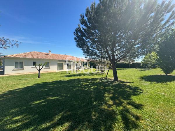 Maison 4 chambres, jardin et garage.
