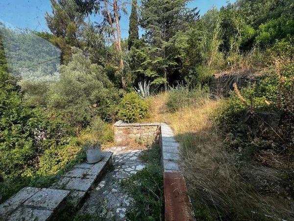 Vente                                                      Villa
                        
                     3 pièces                      120 m2                     à Lodève