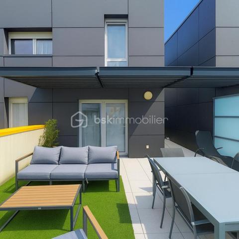 Toulouse   – Sporting Village 

Superbe T4 en duplex de 85 m², situé au dernier étage d’une résidence moderne de 2017 avec ascenseur, dans le quartier très recherché du Sporting Village.

Description du logement

85 m² bien agencés
Duplex 4 pièces moderne et lumineux
Grande terrasse 43 m2 orientation Sud (soleil garanti)
Séjour climatisé 30,86 m2  avec cuisine ouverte 
Cuisine noire équipée, style contemporain
Coin nuit à l'étage 3 chambres  ( 11,31 m2, 13,12m2, et 9,26 m2 )
Salle de bain avec baignoire
2 WC (1 par niveau)
Cellier (rangement / buanderie)
Résidence récente (2017), calme, sécurisée avec ascenseur
Un Garage Box 

Terrasse plein Sud

Véritable espace de vie, idéale pour repas, plantes, détente et bains de soleil. Exposition très appréciée : lumière toute la journée.

Le quartier – Sporting Village 

Tout est accessible à pied :

Salle de sport Sporting Form (piscine, fitness…)
Restaurant / guinguette Sporting Eat
Coworking, bureaux, hôtel
Tabac-presse, institut de beauté, centre paramédical
Espaces verts & ambiance conviviale

Accès rapide rocade + bus à proximité.
Idéal pour Famille, couple, télétravail, ou investissement dans un secteur dynamique.
