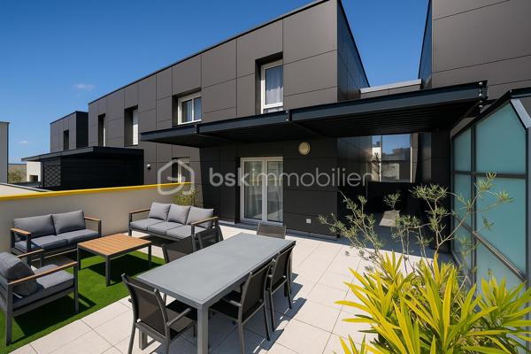 Toulouse   – Sporting Village 

Superbe T4 en duplex de 85 m², situé au dernier étage d’une résidence moderne de 2017 avec ascenseur, dans le quartier très recherché du Sporting Village.

Description du logement

85 m² bien agencés
Duplex 4 pièces moderne et lumineux
Grande terrasse 43 m2 orientation Sud (soleil garanti)
Séjour climatisé 30,86 m2  avec cuisine ouverte 
Cuisine noire équipée, style contemporain
Coin nuit à l'étage 3 chambres  ( 11,31 m2, 13,12m2, et 9,26 m2 )
Salle de bain avec baignoire
2 WC (1 par niveau)
Cellier (rangement / buanderie)
Résidence récente (2017), calme, sécurisée avec ascenseur
Un Garage Box 

Terrasse plein Sud

Véritable espace de vie, idéale pour repas, plantes, détente et bains de soleil. Exposition très appréciée : lumière toute la journée.

Le quartier – Sporting Village 

Tout est accessible à pied :

Salle de sport Sporting Form (piscine, fitness…)
Restaurant / guinguette Sporting Eat
Coworking, bureaux, hôtel
Tabac-presse, institut de beauté, centre paramédical
Espaces verts & ambiance conviviale

Accès rapide rocade + bus à proximité.
Idéal pour Famille, couple, télétravail, ou investissement dans un secteur dynamique.