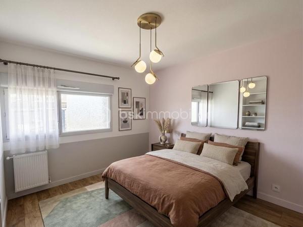 Toulouse   – Sporting Village 

Superbe T4 en duplex de 85 m², situé au dernier étage d’une résidence moderne de 2017 avec ascenseur, dans le quartier très recherché du Sporting Village.

Description du logement

85 m² bien agencés
Duplex 4 pièces moderne et lumineux
Grande terrasse 43 m2 orientation Sud (soleil garanti)
Séjour climatisé 30,86 m2  avec cuisine ouverte 
Cuisine noire équipée, style contemporain
Coin nuit à l'étage 3 chambres  ( 11,31 m2, 13,12m2, et 9,26 m2 )
Salle de bain avec baignoire
2 WC (1 par niveau)
Cellier (rangement / buanderie)
Résidence récente (2017), calme, sécurisée avec ascenseur
Un Garage Box 

Terrasse plein Sud

Véritable espace de vie, idéale pour repas, plantes, détente et bains de soleil. Exposition très appréciée : lumière toute la journée.

Le quartier – Sporting Village 

Tout est accessible à pied :

Salle de sport Sporting Form (piscine, fitness…)
Restaurant / guinguette Sporting Eat
Coworking, bureaux, hôtel
Tabac-presse, institut de beauté, centre paramédical
Espaces verts & ambiance conviviale

Accès rapide rocade + bus à proximité.
Idéal pour Famille, couple, télétravail, ou investissement dans un secteur dynamique.