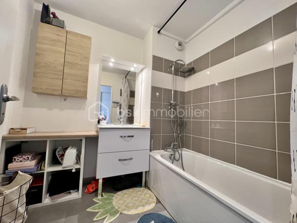 Toulouse   – Sporting Village 

Superbe T4 en duplex de 85 m², situé au dernier étage d’une résidence moderne de 2017 avec ascenseur, dans le quartier très recherché du Sporting Village.

Description du logement

85 m² bien agencés
Duplex 4 pièces moderne et lumineux
Grande terrasse 43 m2 orientation Sud (soleil garanti)
Séjour climatisé 30,86 m2  avec cuisine ouverte 
Cuisine noire équipée, style contemporain
Coin nuit à l'étage 3 chambres  ( 11,31 m2, 13,12m2, et 9,26 m2 )
Salle de bain avec baignoire
2 WC (1 par niveau)
Cellier (rangement / buanderie)
Résidence récente (2017), calme, sécurisée avec ascenseur
Un Garage Box 

Terrasse plein Sud

Véritable espace de vie, idéale pour repas, plantes, détente et bains de soleil. Exposition très appréciée : lumière toute la journée.

Le quartier – Sporting Village 

Tout est accessible à pied :

Salle de sport Sporting Form (piscine, fitness…)
Restaurant / guinguette Sporting Eat
Coworking, bureaux, hôtel
Tabac-presse, institut de beauté, centre paramédical
Espaces verts & ambiance conviviale

Accès rapide rocade + bus à proximité.
Idéal pour Famille, couple, télétravail, ou investissement dans un secteur dynamique.