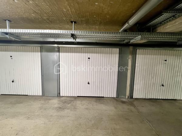 Toulouse   – Sporting Village 

Superbe T4 en duplex de 85 m², situé au dernier étage d’une résidence moderne de 2017 avec ascenseur, dans le quartier très recherché du Sporting Village.

Description du logement

85 m² bien agencés
Duplex 4 pièces moderne et lumineux
Grande terrasse 43 m2 orientation Sud (soleil garanti)
Séjour climatisé 30,86 m2  avec cuisine ouverte 
Cuisine noire équipée, style contemporain
Coin nuit à l'étage 3 chambres  ( 11,31 m2, 13,12m2, et 9,26 m2 )
Salle de bain avec baignoire
2 WC (1 par niveau)
Cellier (rangement / buanderie)
Résidence récente (2017), calme, sécurisée avec ascenseur
Un Garage Box 

Terrasse plein Sud

Véritable espace de vie, idéale pour repas, plantes, détente et bains de soleil. Exposition très appréciée : lumière toute la journée.

Le quartier – Sporting Village 

Tout est accessible à pied :

Salle de sport Sporting Form (piscine, fitness…)
Restaurant / guinguette Sporting Eat
Coworking, bureaux, hôtel
Tabac-presse, institut de beauté, centre paramédical
Espaces verts & ambiance conviviale

Accès rapide rocade + bus à proximité.
Idéal pour Famille, couple, télétravail, ou investissement dans un secteur dynamique.