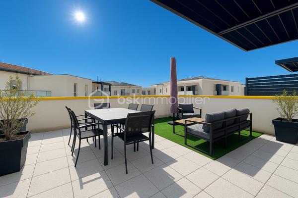 Toulouse   – Sporting Village 

Superbe T4 en duplex de 85 m², situé au dernier étage d’une résidence moderne de 2017 avec ascenseur, dans le quartier très recherché du Sporting Village.

Description du logement

85 m² bien agencés
Duplex 4 pièces moderne et lumineux
Grande terrasse 43 m2 orientation Sud (soleil garanti)
Séjour climatisé 30,86 m2  avec cuisine ouverte 
Cuisine noire équipée, style contemporain
Coin nuit à l'étage 3 chambres  ( 11,31 m2, 13,12m2, et 9,26 m2 )
Salle de bain avec baignoire
2 WC (1 par niveau)
Cellier (rangement / buanderie)
Résidence récente (2017), calme, sécurisée avec ascenseur
Un Garage Box 

Terrasse plein Sud

Véritable espace de vie, idéale pour repas, plantes, détente et bains de soleil. Exposition très appréciée : lumière toute la journée.

Le quartier – Sporting Village 

Tout est accessible à pied :

Salle de sport Sporting Form (piscine, fitness…)
Restaurant / guinguette Sporting Eat
Coworking, bureaux, hôtel
Tabac-presse, institut de beauté, centre paramédical
Espaces verts & ambiance conviviale

Accès rapide rocade + bus à proximité.
Idéal pour Famille, couple, télétravail, ou investissement dans un secteur dynamique.