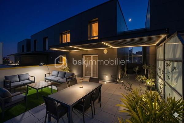 Toulouse   – Sporting Village 

Superbe T4 en duplex de 85 m², situé au dernier étage d’une résidence moderne de 2017 avec ascenseur, dans le quartier très recherché du Sporting Village.

Description du logement

85 m² bien agencés
Duplex 4 pièces moderne et lumineux
Grande terrasse 43 m2 orientation Sud (soleil garanti)
Séjour climatisé 30,86 m2  avec cuisine ouverte 
Cuisine noire équipée, style contemporain
Coin nuit à l'étage 3 chambres  ( 11,31 m2, 13,12m2, et 9,26 m2 )
Salle de bain avec baignoire
2 WC (1 par niveau)
Cellier (rangement / buanderie)
Résidence récente (2017), calme, sécurisée avec ascenseur
Un Garage Box 

Terrasse plein Sud

Véritable espace de vie, idéale pour repas, plantes, détente et bains de soleil. Exposition très appréciée : lumière toute la journée.

Le quartier – Sporting Village 

Tout est accessible à pied :

Salle de sport Sporting Form (piscine, fitness…)
Restaurant / guinguette Sporting Eat
Coworking, bureaux, hôtel
Tabac-presse, institut de beauté, centre paramédical
Espaces verts & ambiance conviviale

Accès rapide rocade + bus à proximité.
Idéal pour Famille, couple, télétravail, ou investissement dans un secteur dynamique.