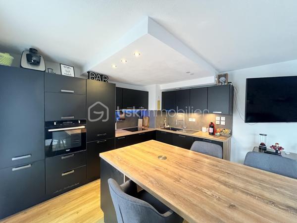 Toulouse   – Sporting Village 

Superbe T4 en duplex de 85 m², situé au dernier étage d’une résidence moderne de 2017 avec ascenseur, dans le quartier très recherché du Sporting Village.

Description du logement

85 m² bien agencés
Duplex 4 pièces moderne et lumineux
Grande terrasse 43 m2 orientation Sud (soleil garanti)
Séjour climatisé 30,86 m2  avec cuisine ouverte 
Cuisine noire équipée, style contemporain
Coin nuit à l'étage 3 chambres  ( 11,31 m2, 13,12m2, et 9,26 m2 )
Salle de bain avec baignoire
2 WC (1 par niveau)
Cellier (rangement / buanderie)
Résidence récente (2017), calme, sécurisée avec ascenseur
Un Garage Box 

Terrasse plein Sud

Véritable espace de vie, idéale pour repas, plantes, détente et bains de soleil. Exposition très appréciée : lumière toute la journée.

Le quartier – Sporting Village 

Tout est accessible à pied :

Salle de sport Sporting Form (piscine, fitness…)
Restaurant / guinguette Sporting Eat
Coworking, bureaux, hôtel
Tabac-presse, institut de beauté, centre paramédical
Espaces verts & ambiance conviviale

Accès rapide rocade + bus à proximité.
Idéal pour Famille, couple, télétravail, ou investissement dans un secteur dynamique.