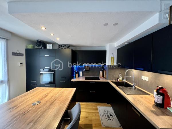 Toulouse   – Sporting Village 

Superbe T4 en duplex de 85 m², situé au dernier étage d’une résidence moderne de 2017 avec ascenseur, dans le quartier très recherché du Sporting Village.

Description du logement

85 m² bien agencés
Duplex 4 pièces moderne et lumineux
Grande terrasse 43 m2 orientation Sud (soleil garanti)
Séjour climatisé 30,86 m2  avec cuisine ouverte 
Cuisine noire équipée, style contemporain
Coin nuit à l'étage 3 chambres  ( 11,31 m2, 13,12m2, et 9,26 m2 )
Salle de bain avec baignoire
2 WC (1 par niveau)
Cellier (rangement / buanderie)
Résidence récente (2017), calme, sécurisée avec ascenseur
Un Garage Box 

Terrasse plein Sud

Véritable espace de vie, idéale pour repas, plantes, détente et bains de soleil. Exposition très appréciée : lumière toute la journée.

Le quartier – Sporting Village 

Tout est accessible à pied :

Salle de sport Sporting Form (piscine, fitness…)
Restaurant / guinguette Sporting Eat
Coworking, bureaux, hôtel
Tabac-presse, institut de beauté, centre paramédical
Espaces verts & ambiance conviviale

Accès rapide rocade + bus à proximité.
Idéal pour Famille, couple, télétravail, ou investissement dans un secteur dynamique.