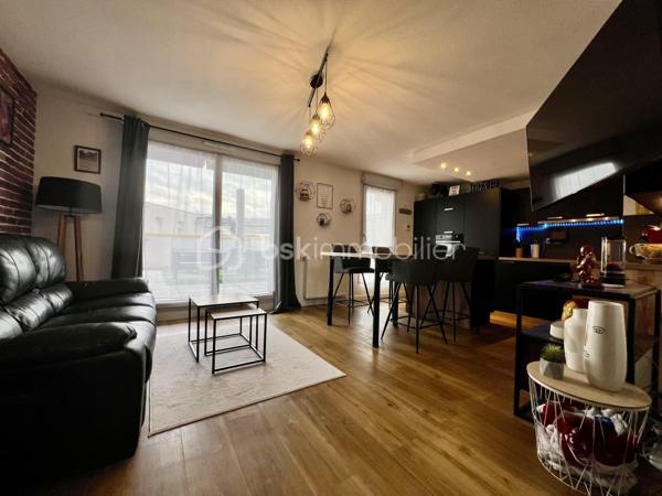 Toulouse   – Sporting Village 

Superbe T4 en duplex de 85 m², situé au dernier étage d’une résidence moderne de 2017 avec ascenseur, dans le quartier très recherché du Sporting Village.

Description du logement

85 m² bien agencés
Duplex 4 pièces moderne et lumineux
Grande terrasse 43 m2 orientation Sud (soleil garanti)
Séjour climatisé 30,86 m2  avec cuisine ouverte 
Cuisine noire équipée, style contemporain
Coin nuit à l'étage 3 chambres  ( 11,31 m2, 13,12m2, et 9,26 m2 )
Salle de bain avec baignoire
2 WC (1 par niveau)
Cellier (rangement / buanderie)
Résidence récente (2017), calme, sécurisée avec ascenseur
Un Garage Box 

Terrasse plein Sud

Véritable espace de vie, idéale pour repas, plantes, détente et bains de soleil. Exposition très appréciée : lumière toute la journée.

Le quartier – Sporting Village 

Tout est accessible à pied :

Salle de sport Sporting Form (piscine, fitness…)
Restaurant / guinguette Sporting Eat
Coworking, bureaux, hôtel
Tabac-presse, institut de beauté, centre paramédical
Espaces verts & ambiance conviviale

Accès rapide rocade + bus à proximité.
Idéal pour Famille, couple, télétravail, ou investissement dans un secteur dynamique.