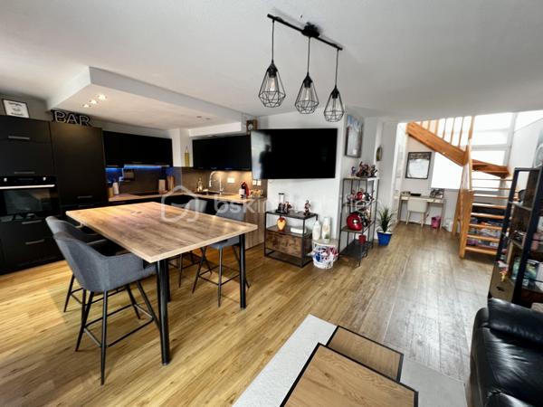 Toulouse   – Sporting Village 

Superbe T4 en duplex de 85 m², situé au dernier étage d’une résidence moderne de 2017 avec ascenseur, dans le quartier très recherché du Sporting Village.

Description du logement

85 m² bien agencés
Duplex 4 pièces moderne et lumineux
Grande terrasse 43 m2 orientation Sud (soleil garanti)
Séjour climatisé 30,86 m2  avec cuisine ouverte 
Cuisine noire équipée, style contemporain
Coin nuit à l'étage 3 chambres  ( 11,31 m2, 13,12m2, et 9,26 m2 )
Salle de bain avec baignoire
2 WC (1 par niveau)
Cellier (rangement / buanderie)
Résidence récente (2017), calme, sécurisée avec ascenseur
Un Garage Box 

Terrasse plein Sud

Véritable espace de vie, idéale pour repas, plantes, détente et bains de soleil. Exposition très appréciée : lumière toute la journée.

Le quartier – Sporting Village 

Tout est accessible à pied :

Salle de sport Sporting Form (piscine, fitness…)
Restaurant / guinguette Sporting Eat
Coworking, bureaux, hôtel
Tabac-presse, institut de beauté, centre paramédical
Espaces verts & ambiance conviviale

Accès rapide rocade + bus à proximité.
Idéal pour Famille, couple, télétravail, ou investissement dans un secteur dynamique.