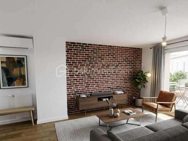 Toulouse   – Sporting Village 

Superbe T4 en duplex de 85 m², situé au dernier étage d’une résidence moderne de 2017 avec ascenseur, dans le quartier très recherché du Sporting Village.

Description du logement

85 m² bien agencés
Duplex 4 pièces moderne et lumineux
Grande terrasse 43 m2 orientation Sud (soleil garanti)
Séjour climatisé 30,86 m2  avec cuisine ouverte 
Cuisine noire équipée, style contemporain
Coin nuit à l'étage 3 chambres  ( 11,31 m2, 13,12m2, et 9,26 m2 )
Salle de bain avec baignoire
2 WC (1 par niveau)
Cellier (rangement / buanderie)
Résidence récente (2017), calme, sécurisée avec ascenseur
Un Garage Box 

Terrasse plein Sud

Véritable espace de vie, idéale pour repas, plantes, détente et bains de soleil. Exposition très appréciée : lumière toute la journée.

Le quartier – Sporting Village 

Tout est accessible à pied :

Salle de sport Sporting Form (piscine, fitness…)
Restaurant / guinguette Sporting Eat
Coworking, bureaux, hôtel
Tabac-presse, institut de beauté, centre paramédical
Espaces verts & ambiance conviviale

Accès rapide rocade + bus à proximité.
Idéal pour Famille, couple, télétravail, ou investissement dans un secteur dynamique.