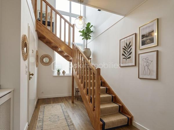 Toulouse   – Sporting Village 

Superbe T4 en duplex de 85 m², situé au dernier étage d’une résidence moderne de 2017 avec ascenseur, dans le quartier très recherché du Sporting Village.

Description du logement

85 m² bien agencés
Duplex 4 pièces moderne et lumineux
Grande terrasse 43 m2 orientation Sud (soleil garanti)
Séjour climatisé 30,86 m2  avec cuisine ouverte 
Cuisine noire équipée, style contemporain
Coin nuit à l'étage 3 chambres  ( 11,31 m2, 13,12m2, et 9,26 m2 )
Salle de bain avec baignoire
2 WC (1 par niveau)
Cellier (rangement / buanderie)
Résidence récente (2017), calme, sécurisée avec ascenseur
Un Garage Box 

Terrasse plein Sud

Véritable espace de vie, idéale pour repas, plantes, détente et bains de soleil. Exposition très appréciée : lumière toute la journée.

Le quartier – Sporting Village 

Tout est accessible à pied :

Salle de sport Sporting Form (piscine, fitness…)
Restaurant / guinguette Sporting Eat
Coworking, bureaux, hôtel
Tabac-presse, institut de beauté, centre paramédical
Espaces verts & ambiance conviviale

Accès rapide rocade + bus à proximité.
Idéal pour Famille, couple, télétravail, ou investissement dans un secteur dynamique.