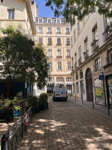 EXCLUSIVITE :Murs commerciaux en RDC de 299 m2 - LYON 1ER