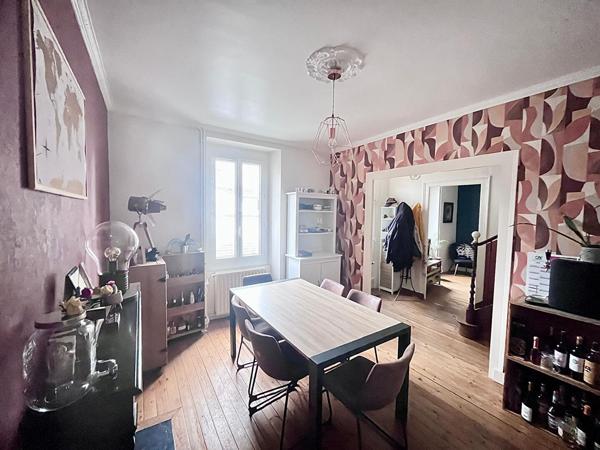 LAVAL - Secteur "GARE" - Maison de ville 2 chambres + grenier - Cave - terrain de 168 m²