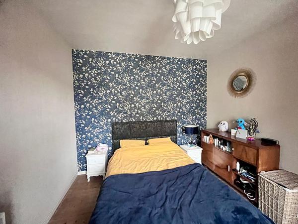 LAVAL - Secteur "GARE" - Maison de ville 2 chambres + grenier - Cave - terrain de 168 m²