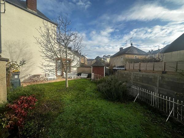 LAVAL - Secteur "GARE" - Maison de ville 2 chambres + grenier - Cave - terrain de 168 m²
