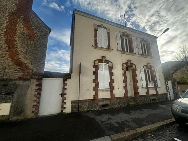 LAVAL - Secteur "GARE" - Maison de ville 2 chambres + grenier - Cave - terrain de 168 m²