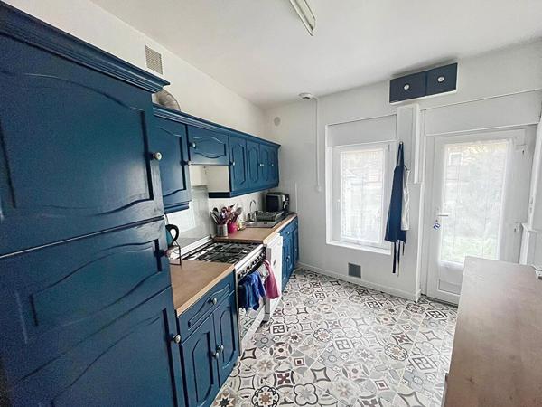 LAVAL - Secteur "GARE" - Maison de ville 2 chambres + grenier - Cave - terrain de 168 m²