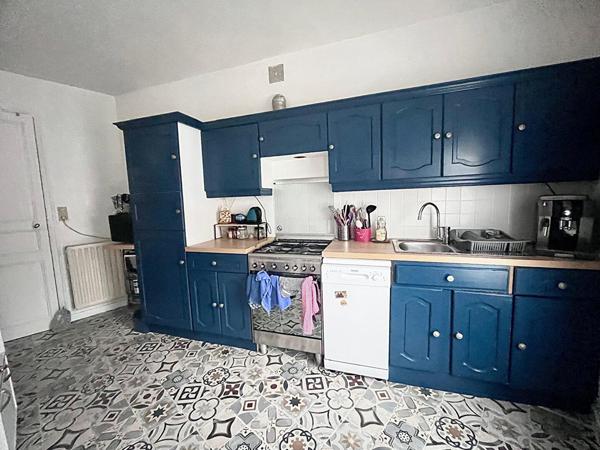 LAVAL - Secteur "GARE" - Maison de ville 2 chambres + grenier - Cave - terrain de 168 m²