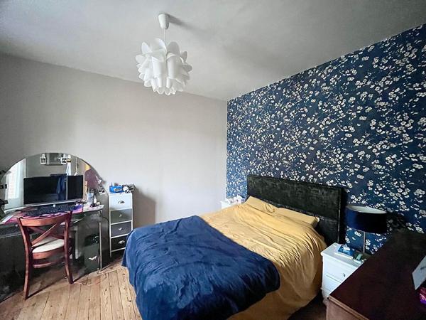 LAVAL - Secteur "GARE" - Maison de ville 2 chambres + grenier - Cave - terrain de 168 m²