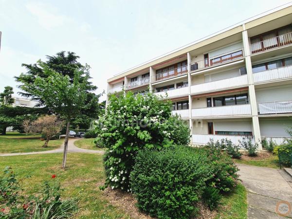 Appartement 3 pièces + balcon + cave + parking + terrain tennis