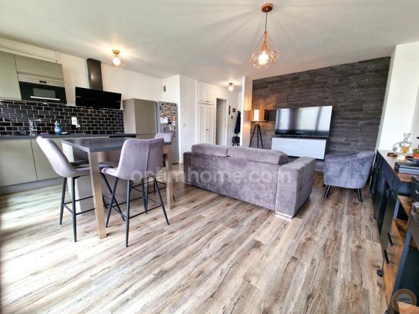 Appartement 3 pièces + balcon + cave + parking + terrain tennis