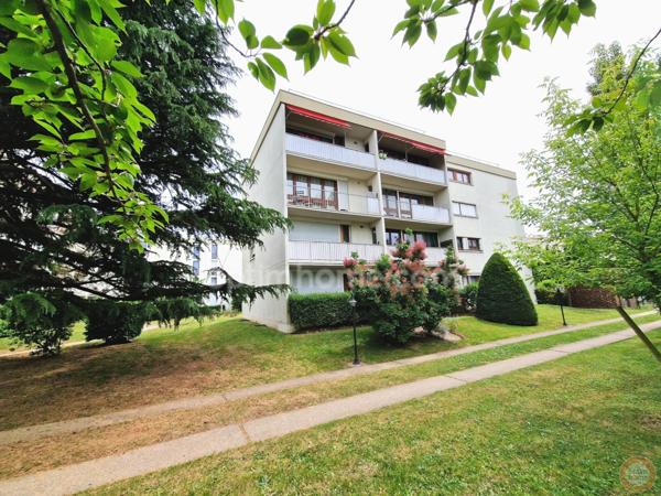 Appartement 3 pièces + balcon + cave + parking + terrain tennis