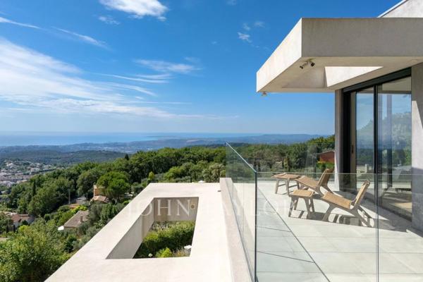 Villa moderne vue carte postale sur la Méditerrannée