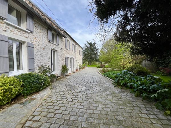 Coulommiers (77120) Authentique briarde constituée de deux habitations