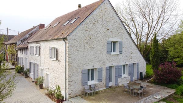 Coulommiers (77120) Authentique briarde constituée de deux habitations