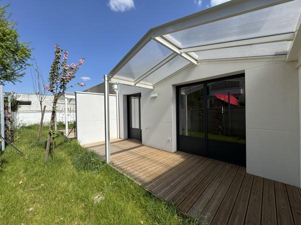Maison de Plain-Pied avec Jardin et Parkings