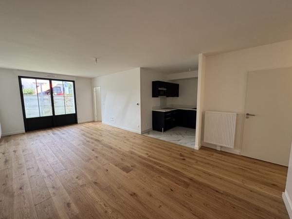 Maison de Plain-Pied avec Jardin et Parkings