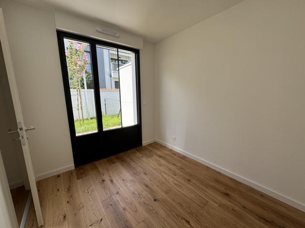Maison de Plain-Pied avec Jardin et Parkings