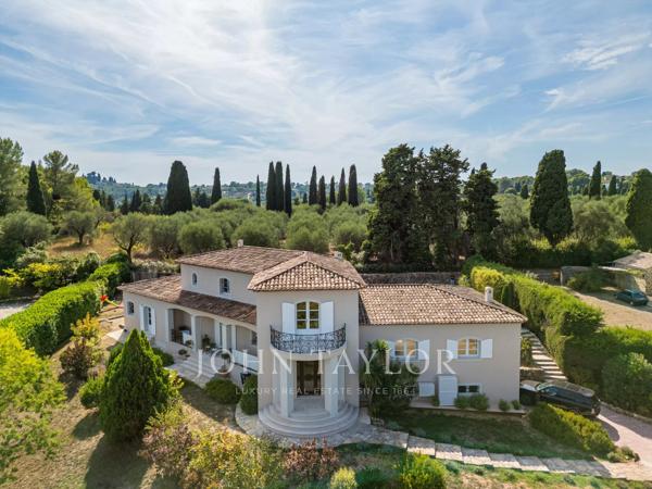 Villa rénovée avec raffinement au cœur d’un domaine sécurisé