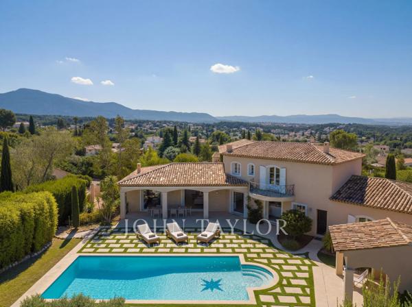 Villa rénovée avec raffinement au cœur d’un domaine sécurisé