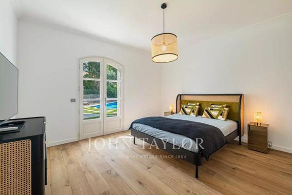 Villa rénovée avec raffinement au cœur d’un domaine sécurisé