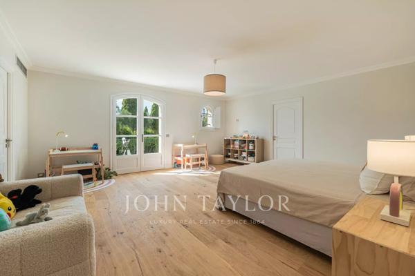 Villa rénovée avec raffinement au cœur d’un domaine sécurisé