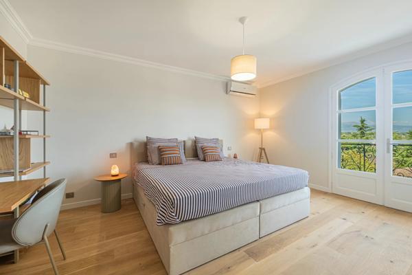 Villa rénovée avec raffinement au cœur d’un domaine sécurisé