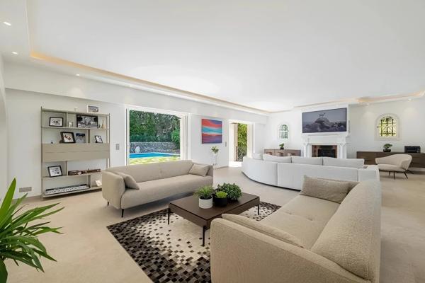 Villa rénovée avec raffinement au cœur d’un domaine sécurisé