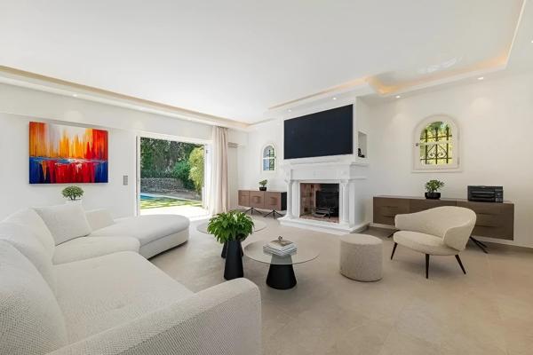 Villa rénovée avec raffinement au cœur d’un domaine sécurisé