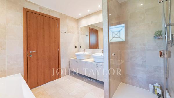 Exclusivité - Villa de prestige entièrement rénovée avec vue mer panoramique