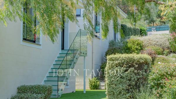 Exclusivité - Villa de prestige entièrement rénovée avec vue mer panoramique