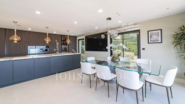 Exclusivité - Villa de prestige entièrement rénovée avec vue mer panoramique