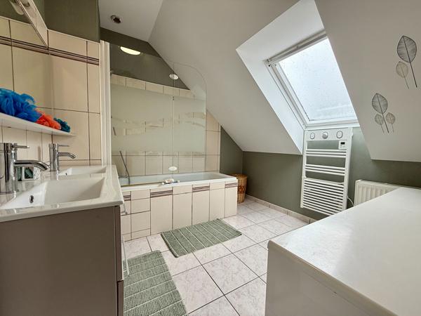 Maison contemporaine 106 m² avec vie de plain-pied au coeur de Saint-Méen-le-Grand. Aucun travaux à prévoir