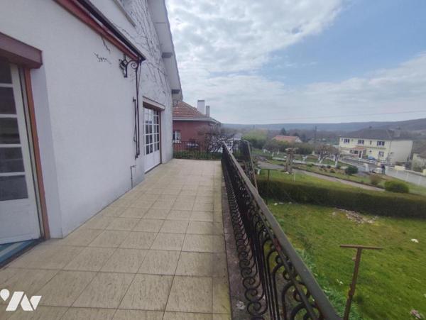 Maison individuelle sur sous-sol avec jardin